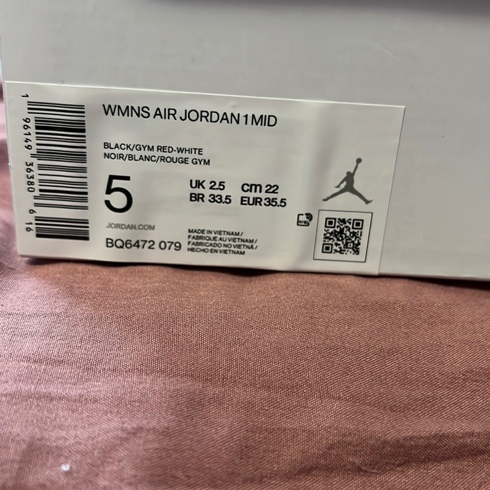 Womans air jordan 1 mid